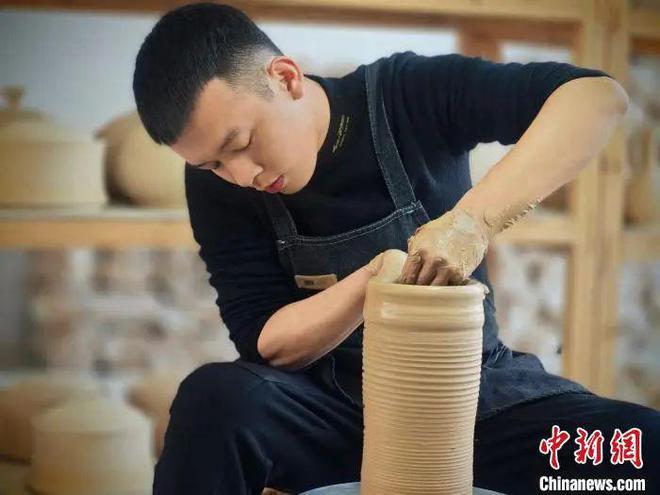 中新社关注 在浙江龙泉宝8868体育中国官方平台剑与青瓷立下“千年之约”